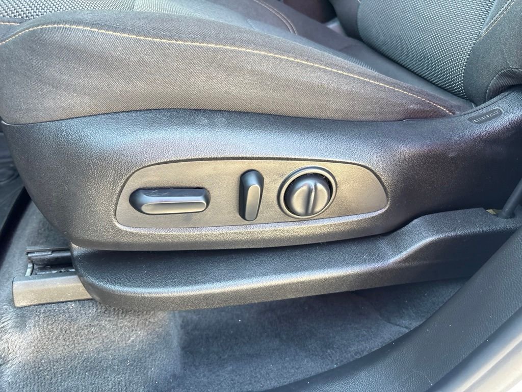 Used 2018 Iridescent Pearl Tricoat Chevrolet LT Cloth w/1LT image 13