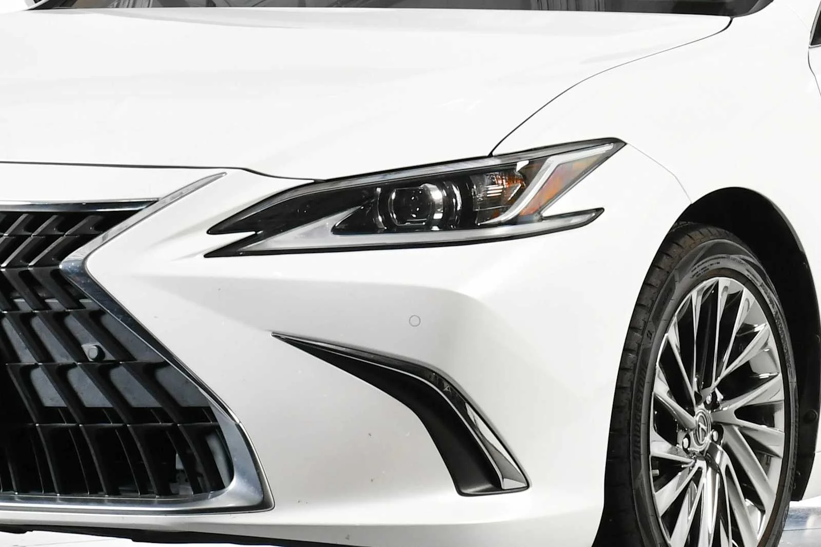 Used 2025 Eminent White Pearl Lexus Luxury image 9