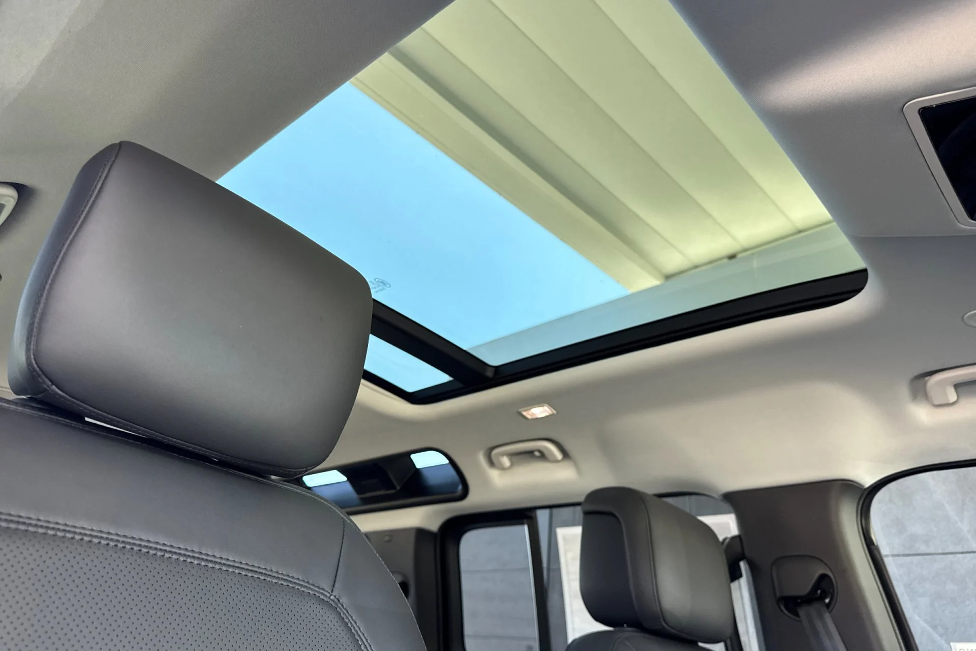 New 2026 Tasman Blue Land Rover X-Dynamic SE image 19
