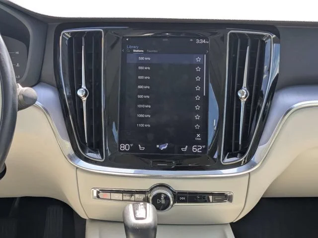 Used 2019  Volvo Momentum image 17