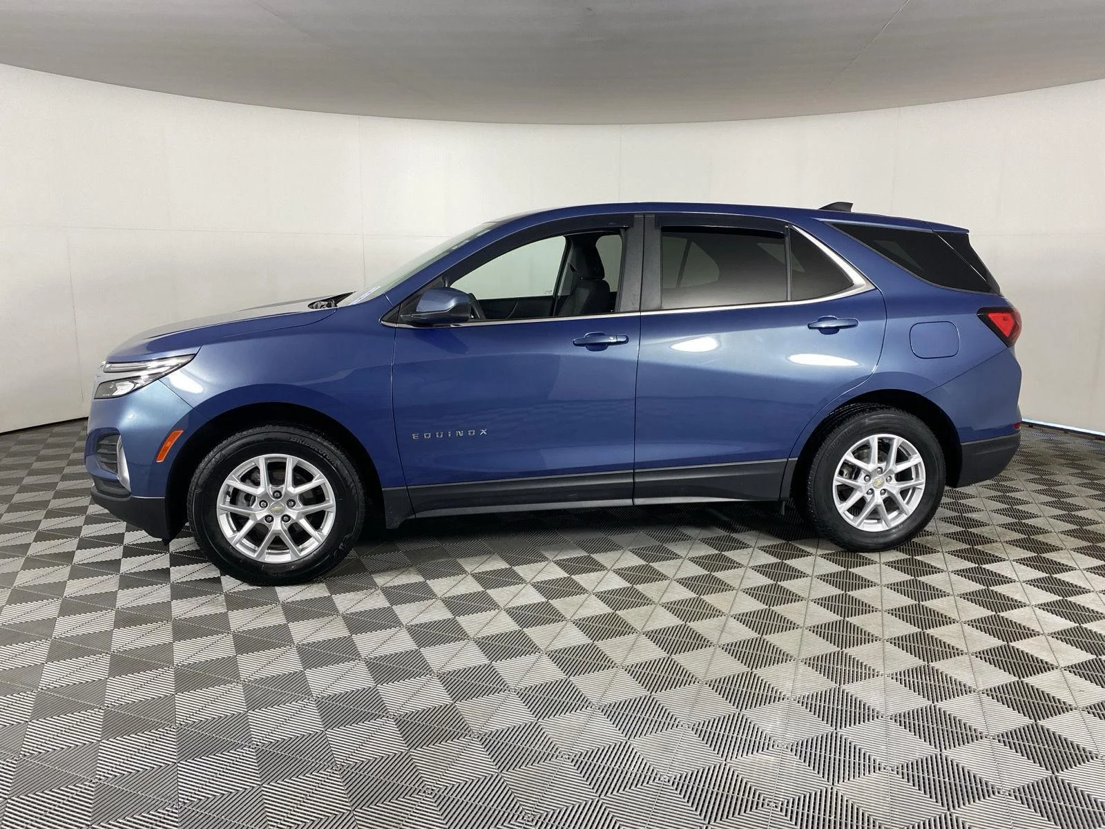 Used 2024 Lakeshore Blue Metallic Chevrolet LT image 4