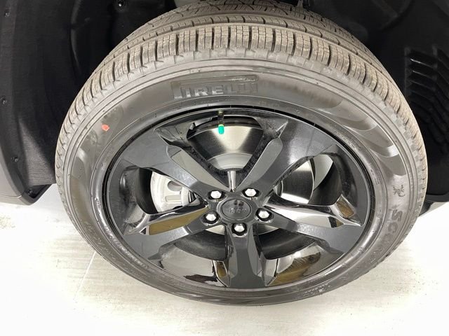 New 2025 Bright White Clear-Coat Exterior Paint Jeep Limited image 11