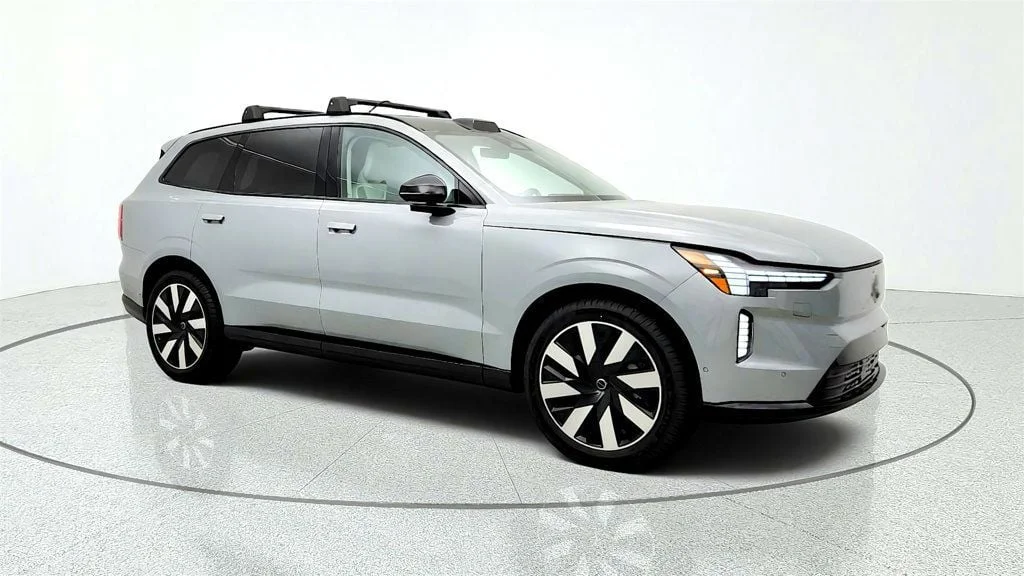 Used 2025 Vapour Grey Metallic Volvo Twin Motor Ultra 7-Seater image 3