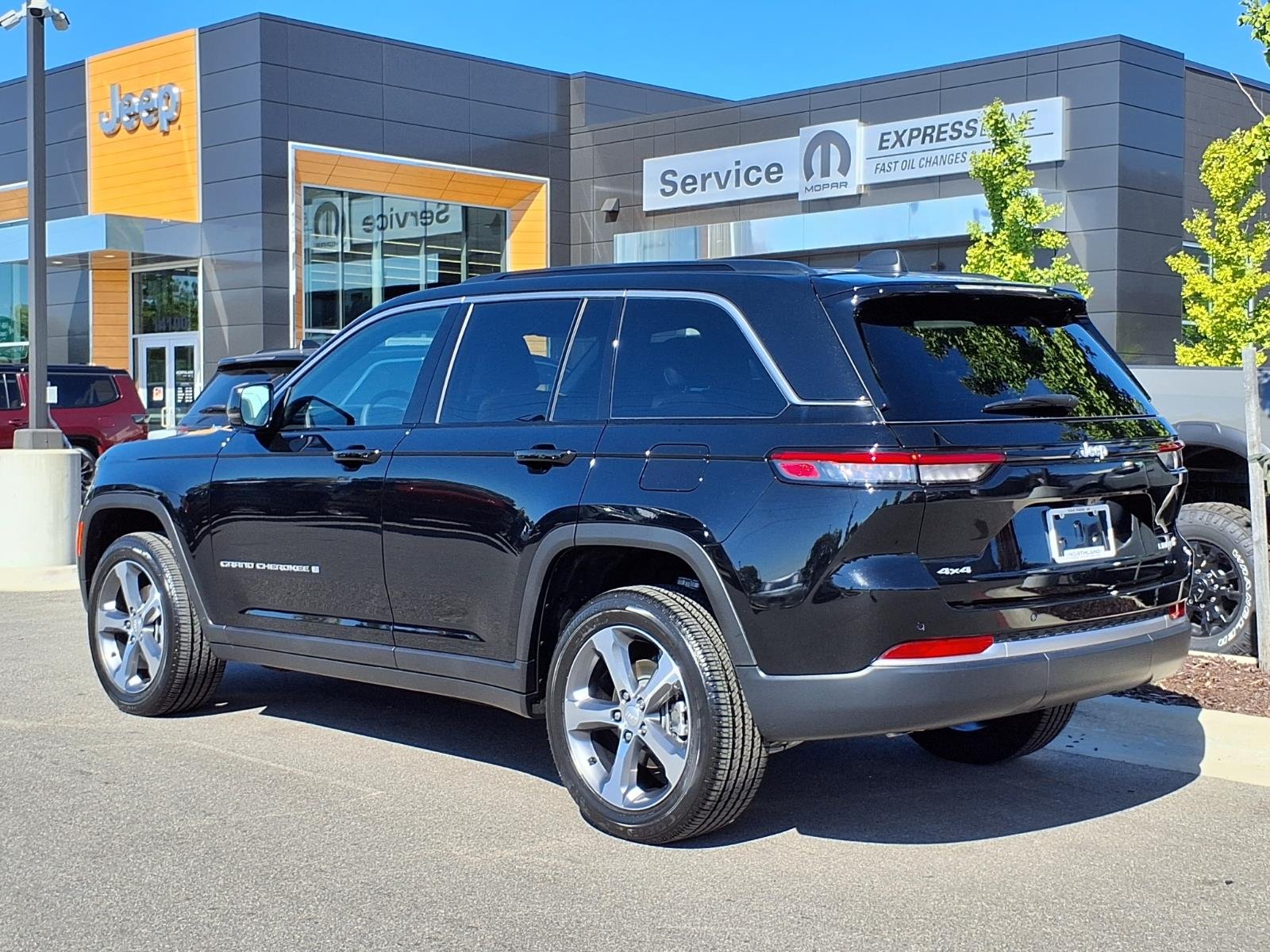 New 2026 Diamond Black Crystal Pearl Coat Jeep Limited image 2