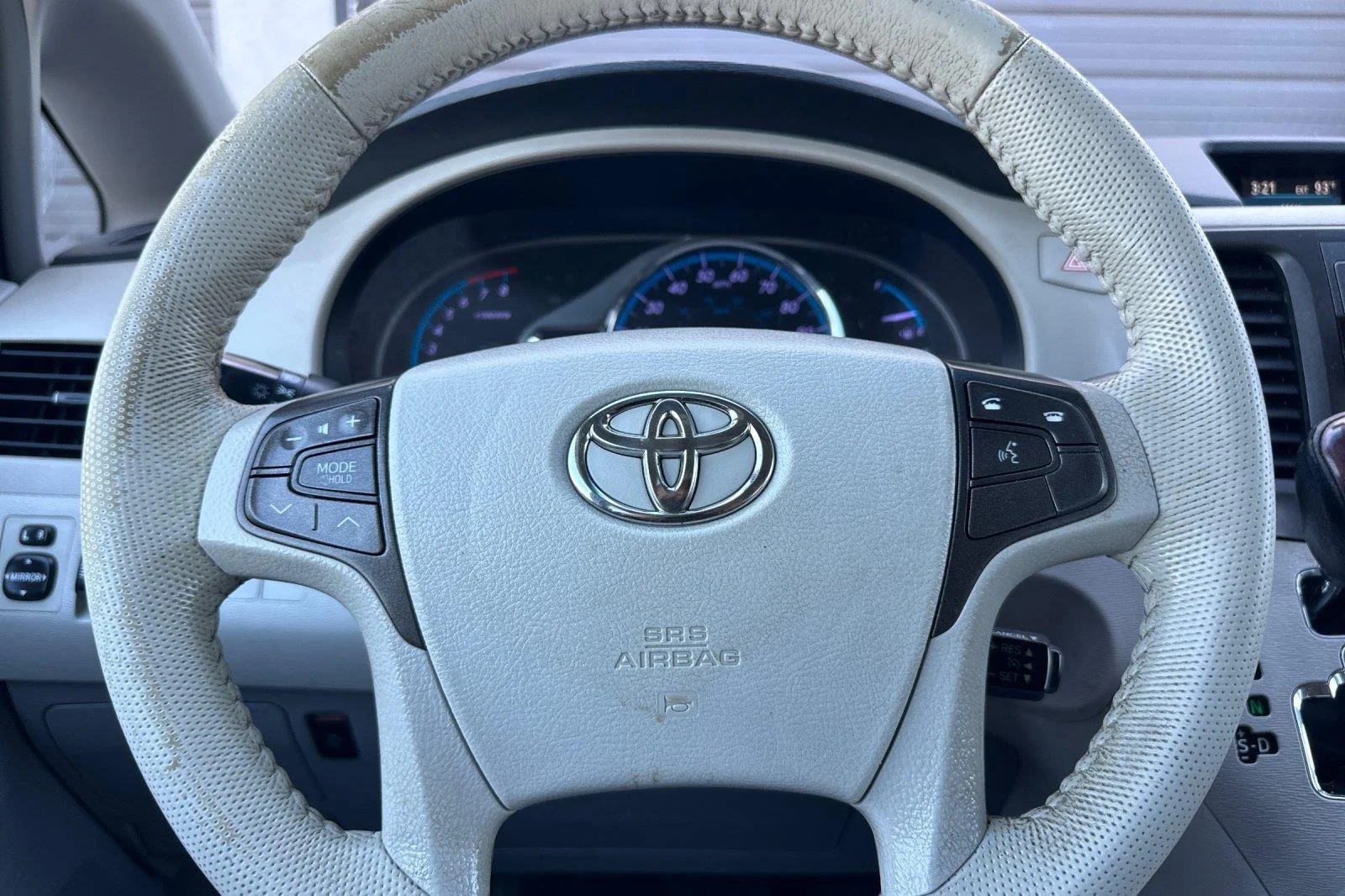 Used 2014 Super White Toyota XLE 8-Passenger image 23