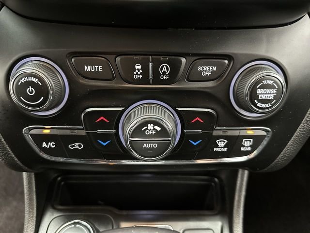 Used 2019 Gray Jeep Latitude Plus image 21