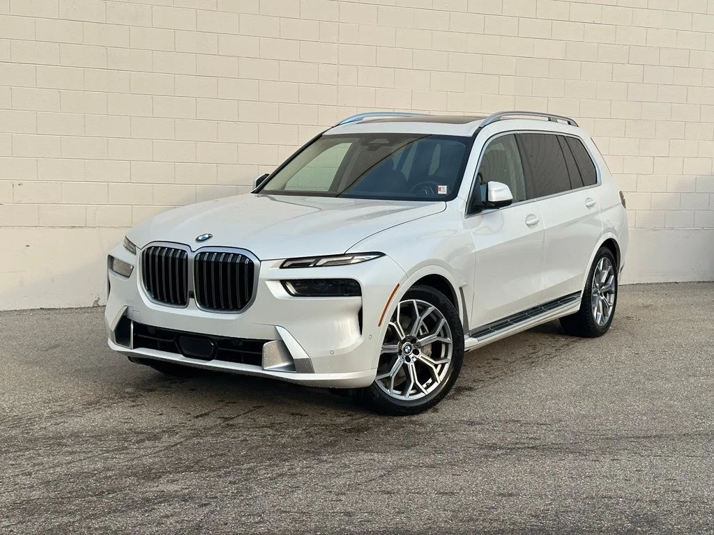 Used 2025 White Metallic BMW xDrive40i image 1