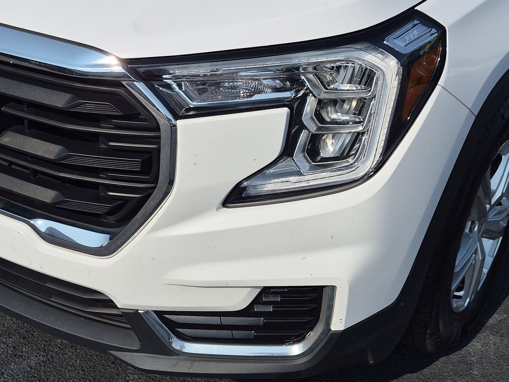 Used 2022 Summit White GMC SLE image 9