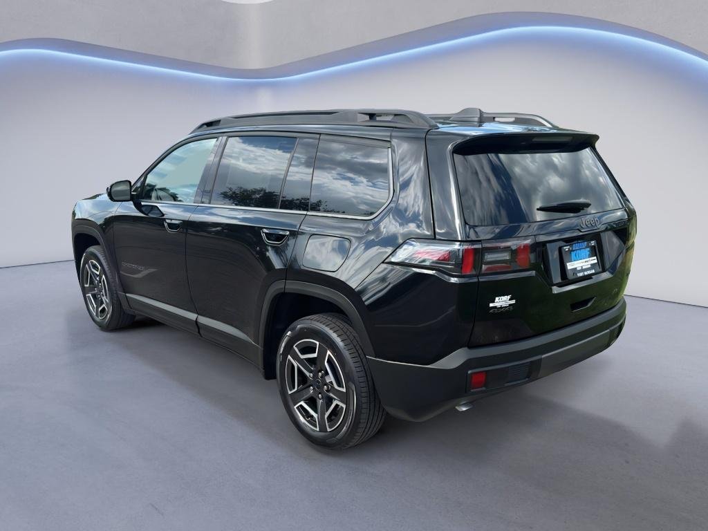 New 2026 Diamond Black Crystal Pearl-Coat Exterior Paint Jeep Limited image 3