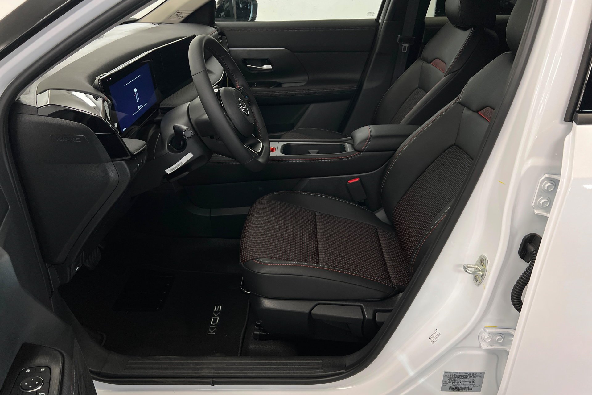 New 2026 Aspen White TriCoat / Super Black Two-tone Nissan SR image 18