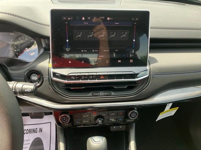 New 2026 Diamond Black Crystal Pearlcoat Jeep Latitude Altitude image 15