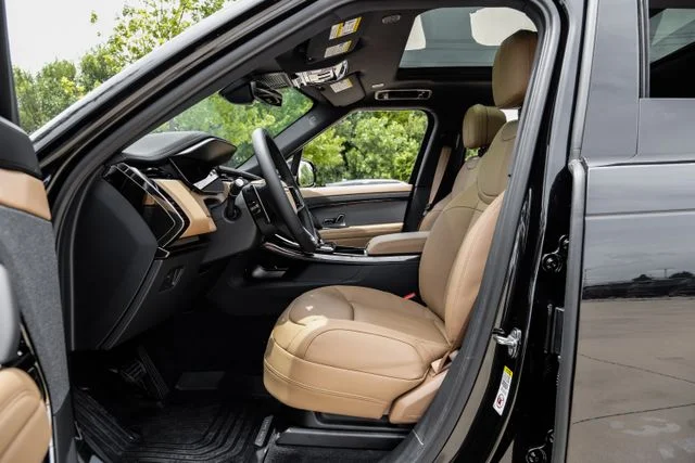 New 2026 Black Land Rover SE image 4