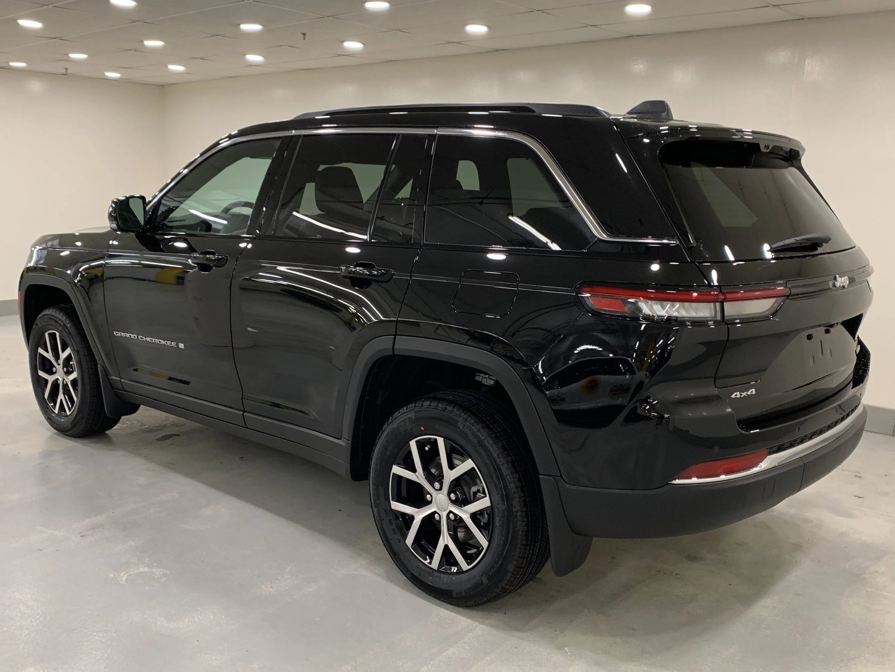 New 2025 Diamond Black Crystal Pearl Jeep Limited image 3