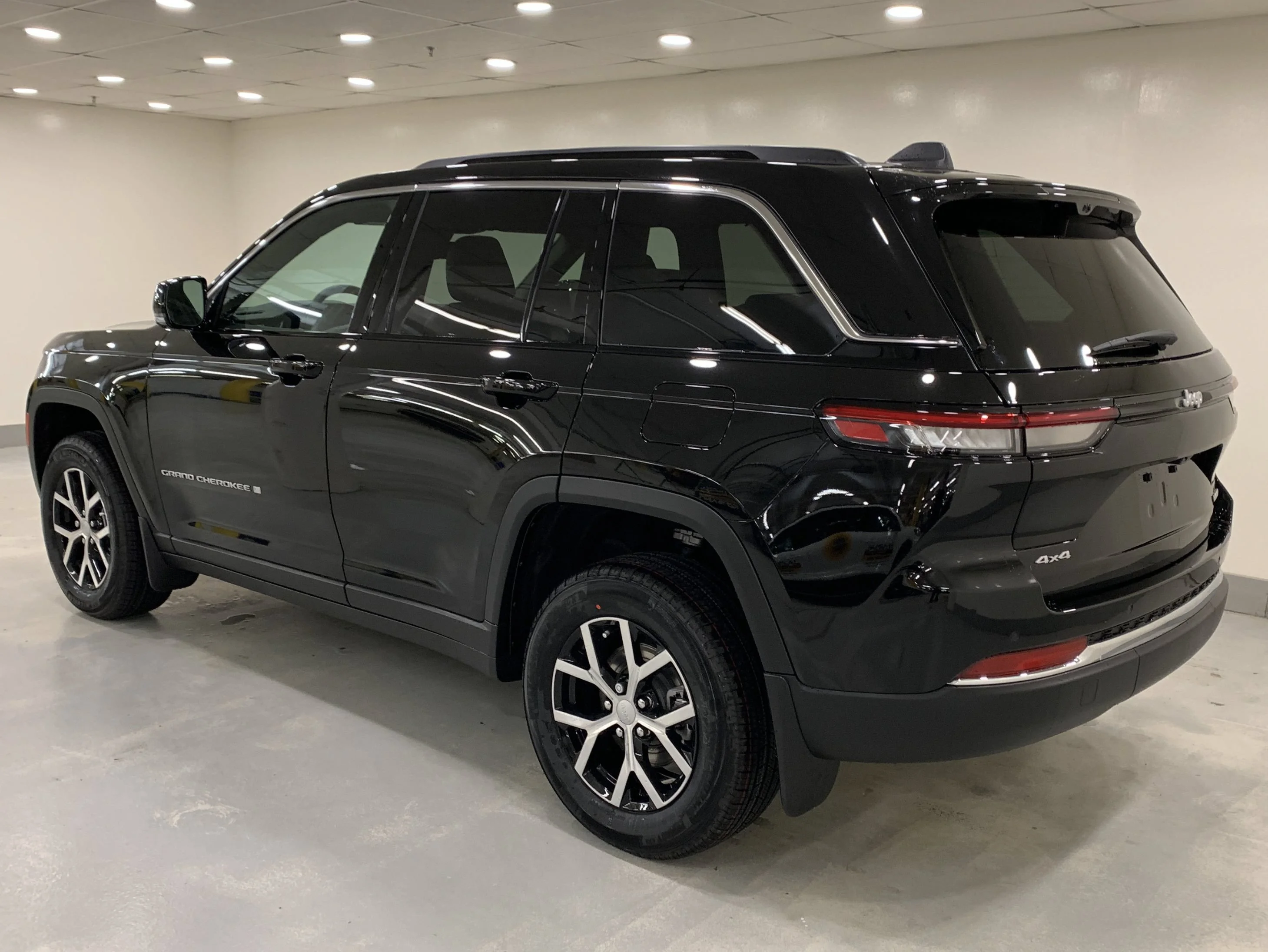 New 2025 Diamond Black Crystal Pearl Jeep Limited image 3