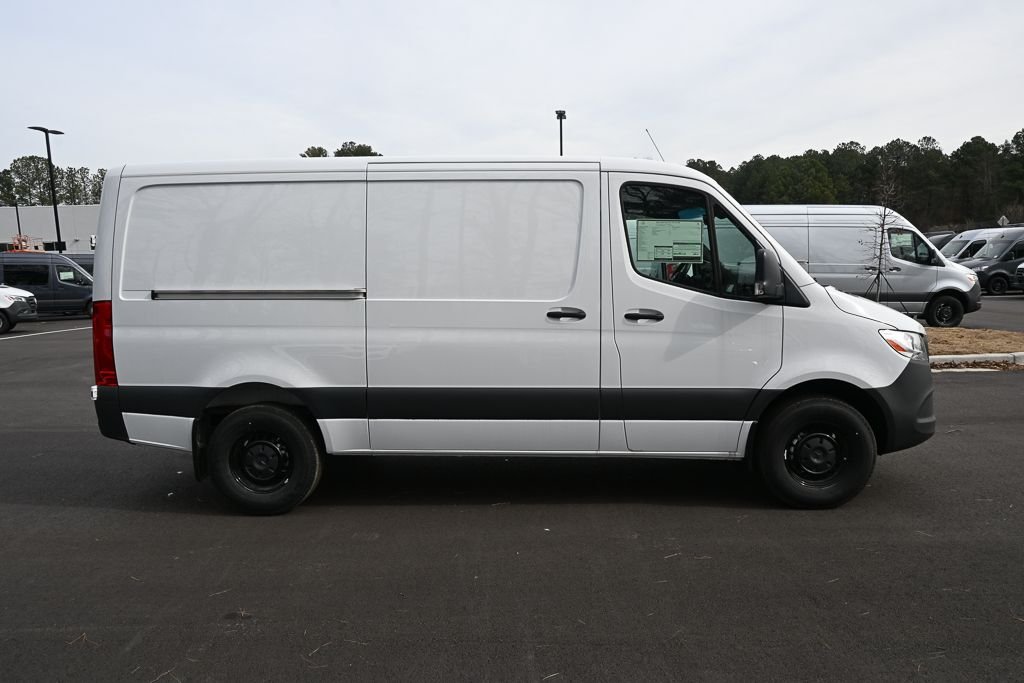 Used 2025  Mercedes-Benz Cargo 144 WB image 23