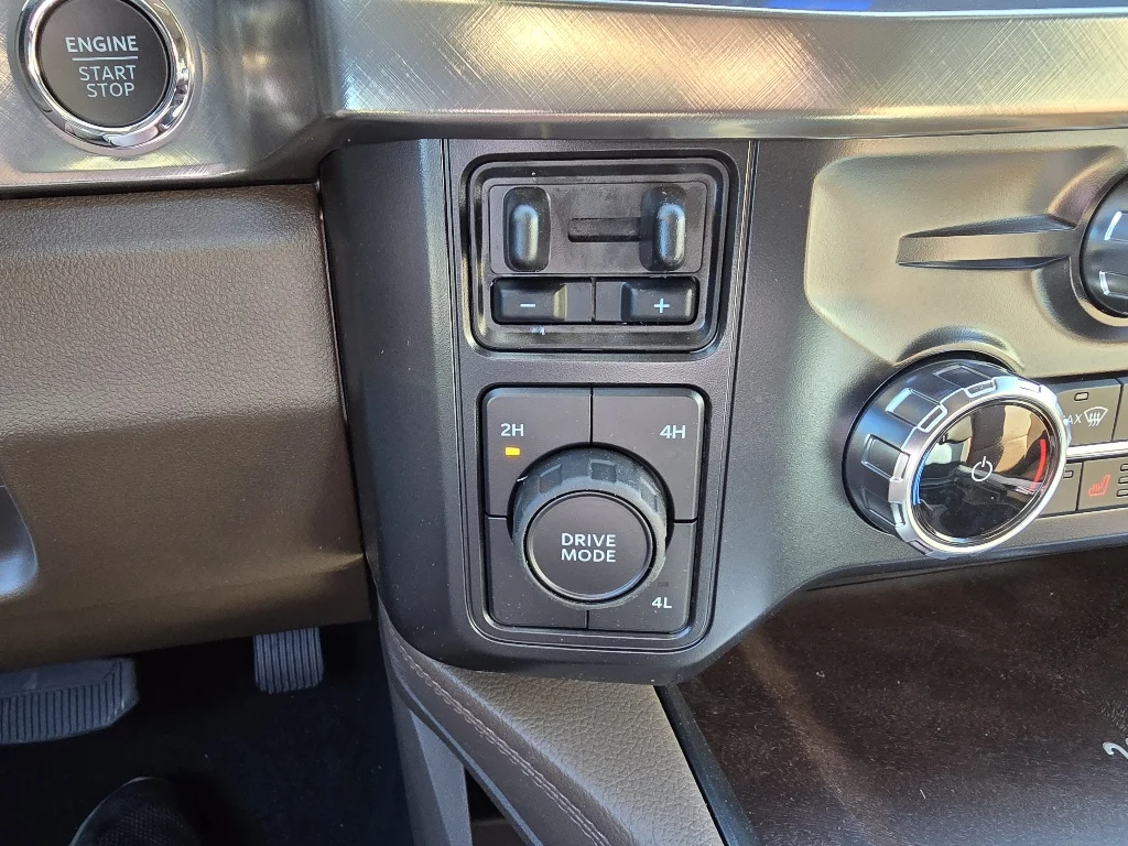 New 2027 Star White Metallic Tri-Coat Ford F-450® King Ranch® image 22