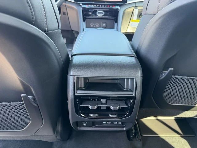 New 2026 Silver Zynith Exterior Paint Jeep Altitude image 23