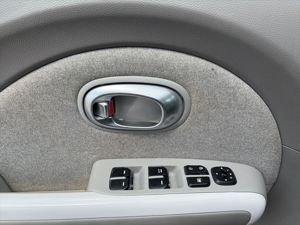 Used 2017 White Kia Base image 19