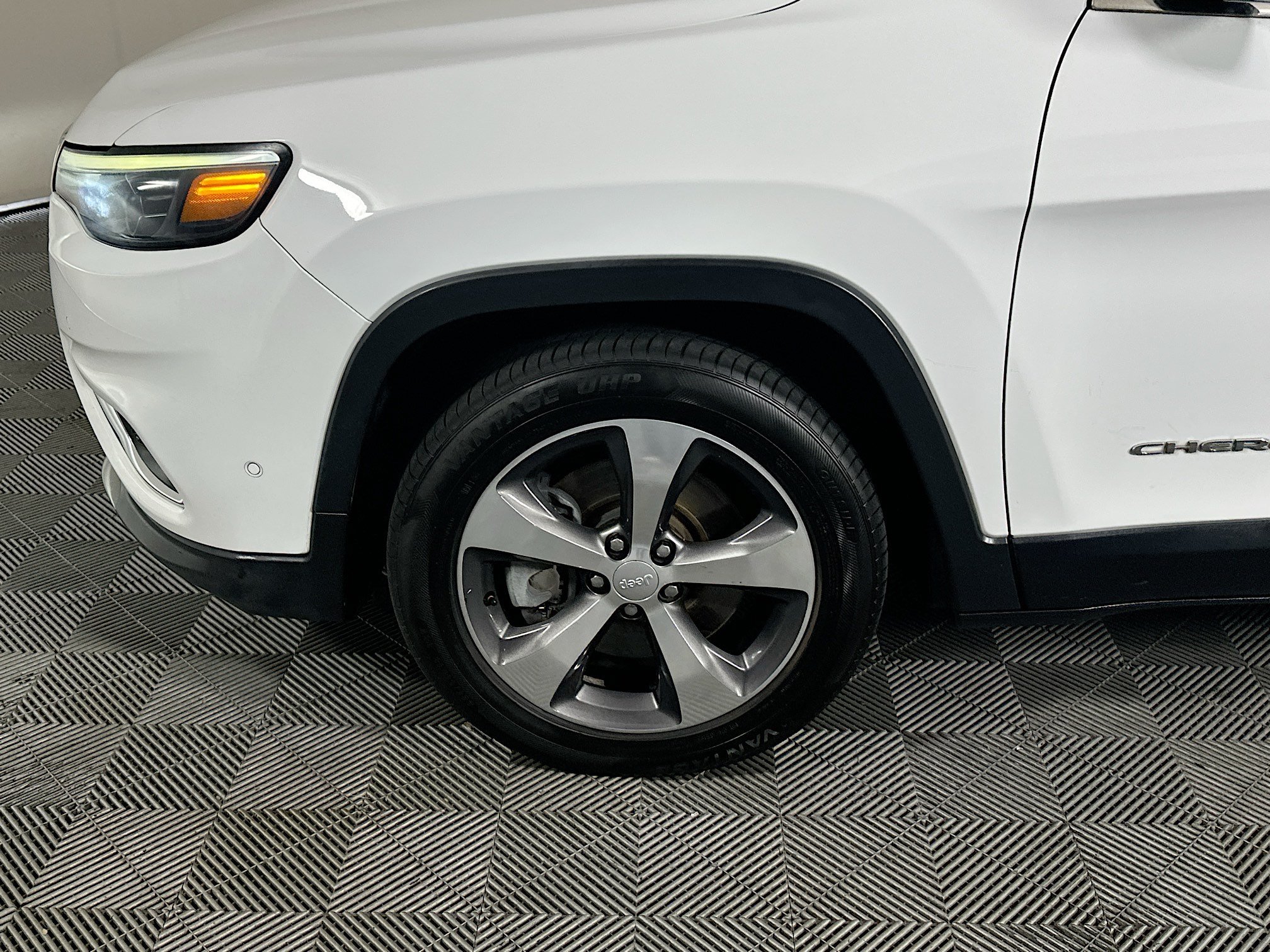 Used 2019 Bright White Clearcoat Jeep Limited image 11