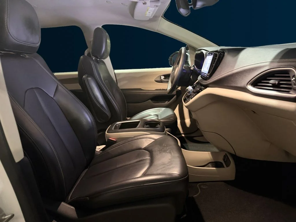 Used 2023 White Chrysler Touring L image 17