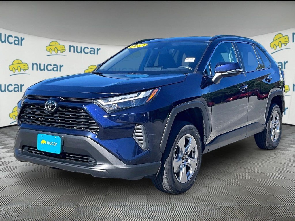 Used 2025  Toyota XLE image 3