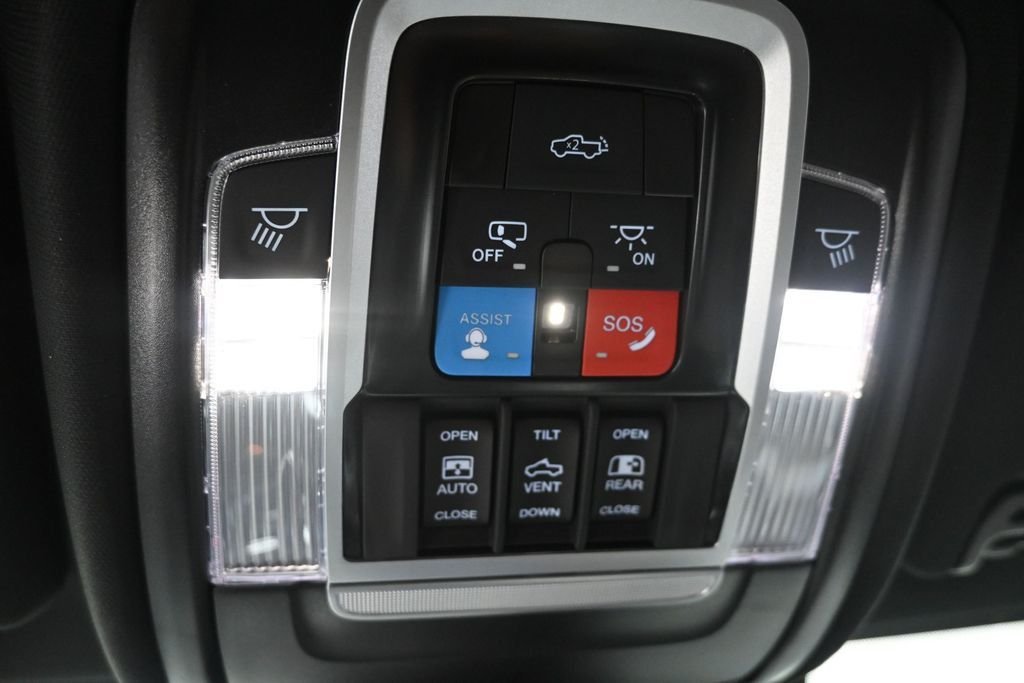 New 2026 Diamond Black Crystal Pearl-Coat Exterior Paint RAM Laramie image 20