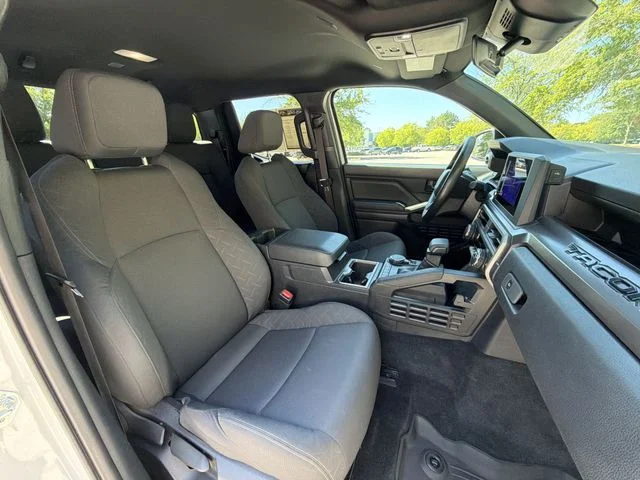 Used 2025 White Toyota SR5 image 27