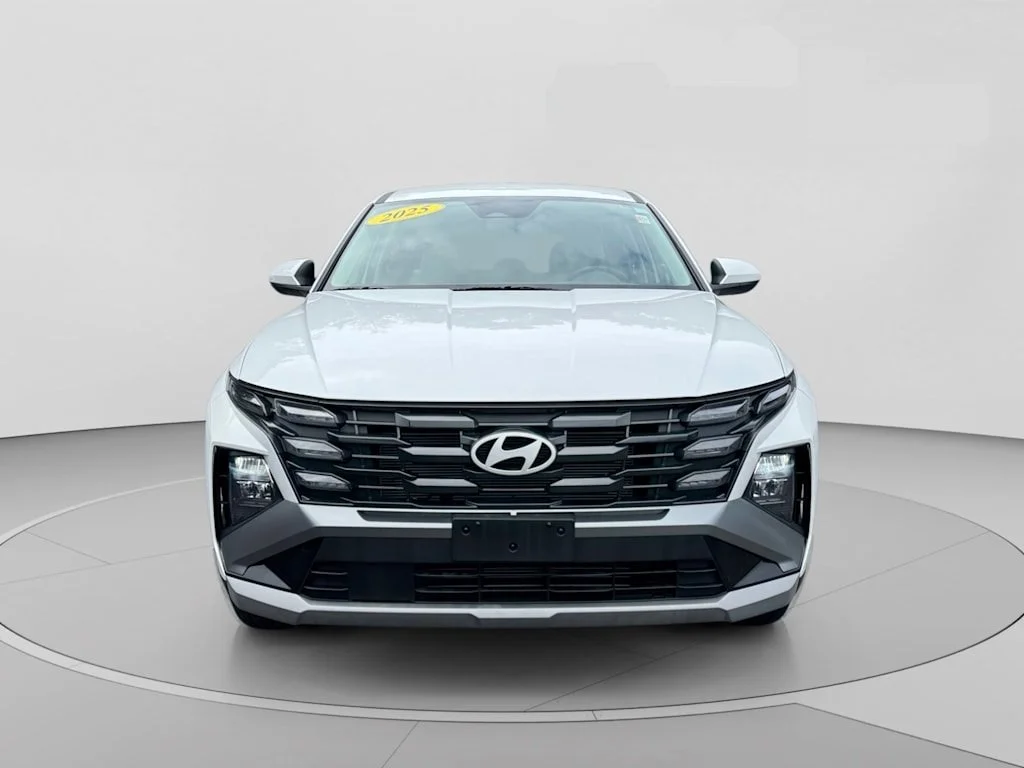 Used 2025 White Hyundai SE image 2