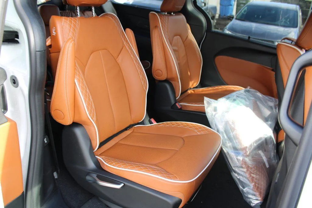 New 2026 Bright White Clear-Coat Exterior Paint Chrysler Pinnacle image 30