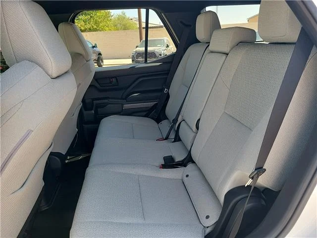 Used 2025 Ice Cap Toyota SR5 4x2 image 11