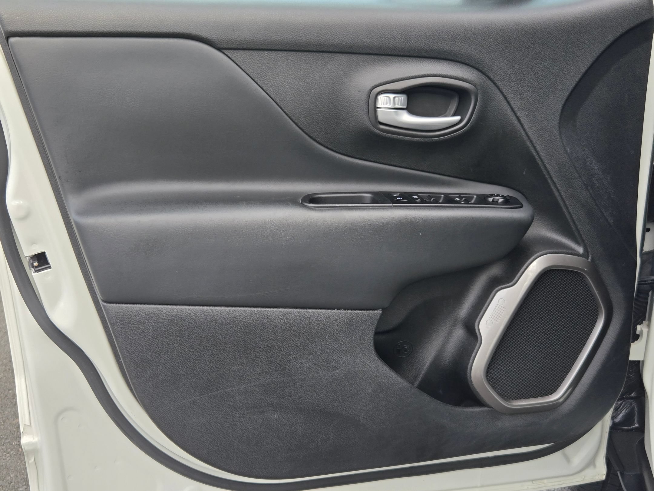 Used 2023 Alpine White Clearcoat Jeep Latitude image 20