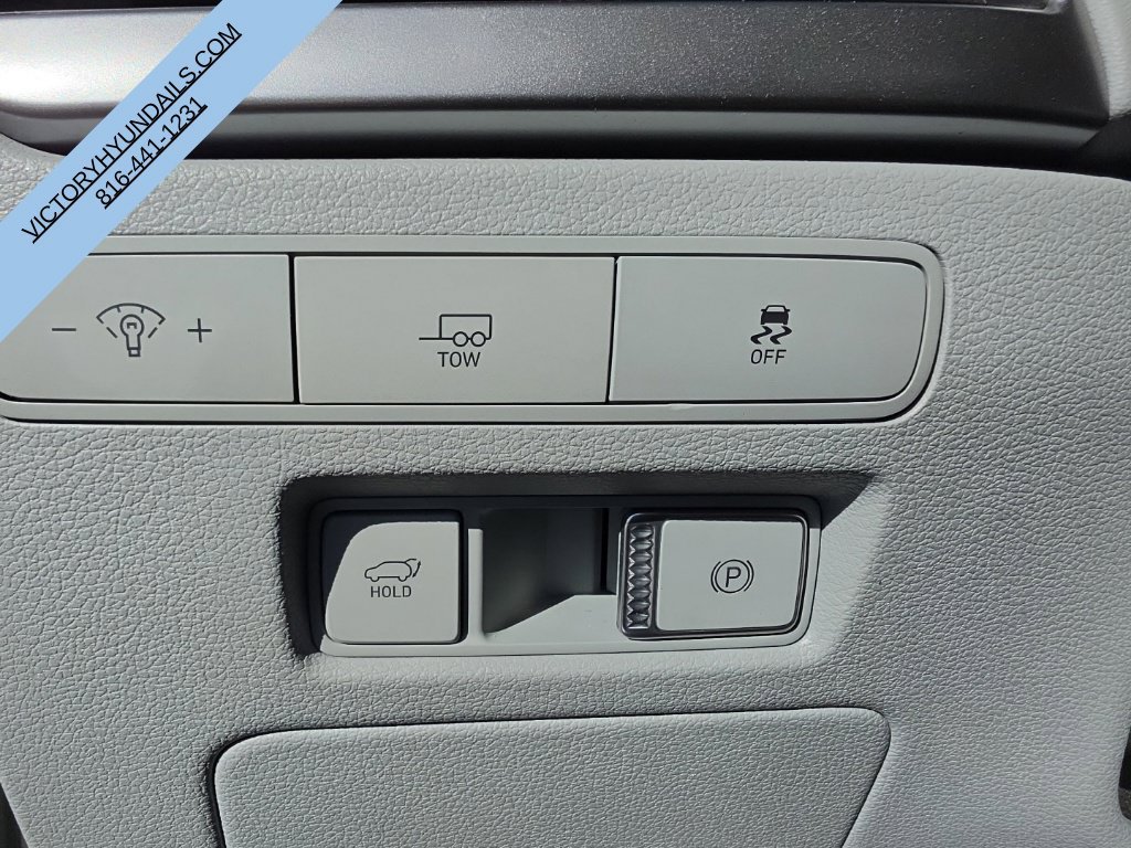 Used 2025 White Hyundai SEL image 27