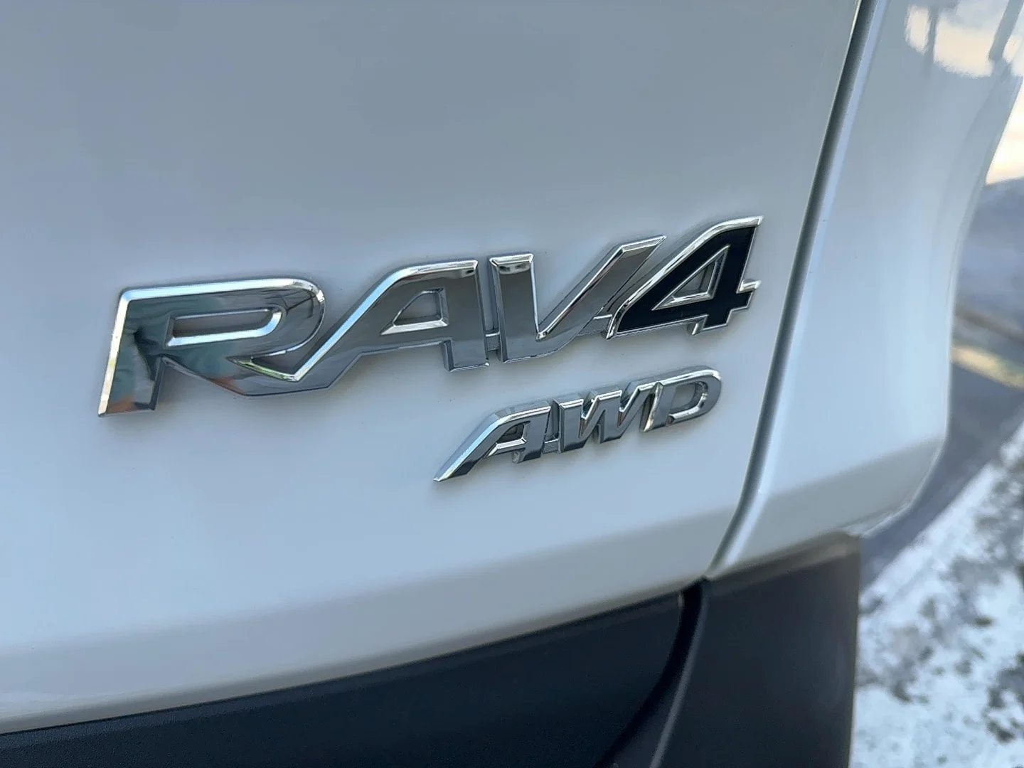 Used 2025 White Toyota XLE image 9