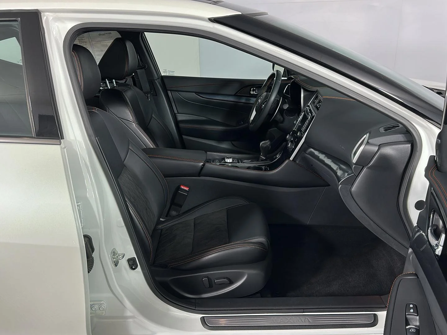 Used 2023 Pearl White Tricoat Nissan SR image 31