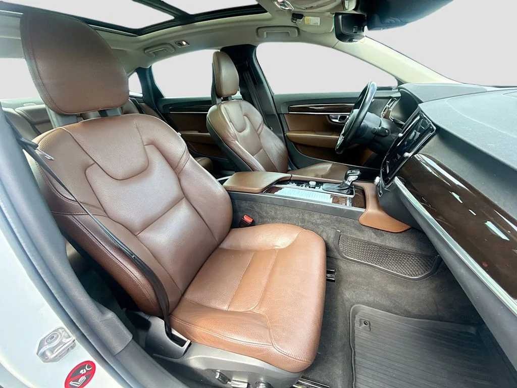 Used 2019  Volvo T5 Momentum image 32