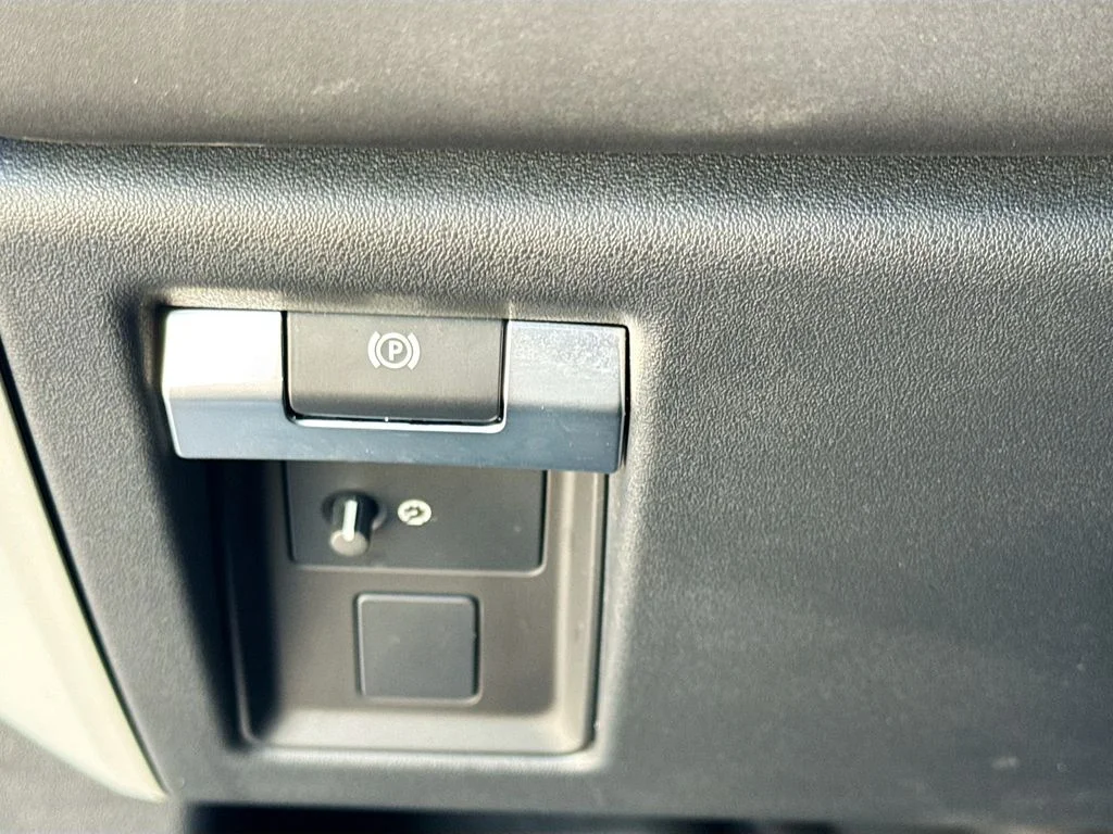 Used 2024  Land Rover S image 11