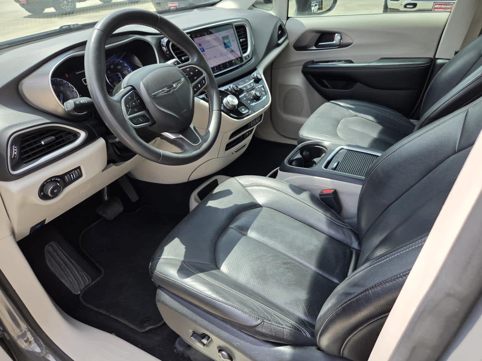 Used 2022 Ceramic Gray Clearcoat Chrysler Touring L image 15