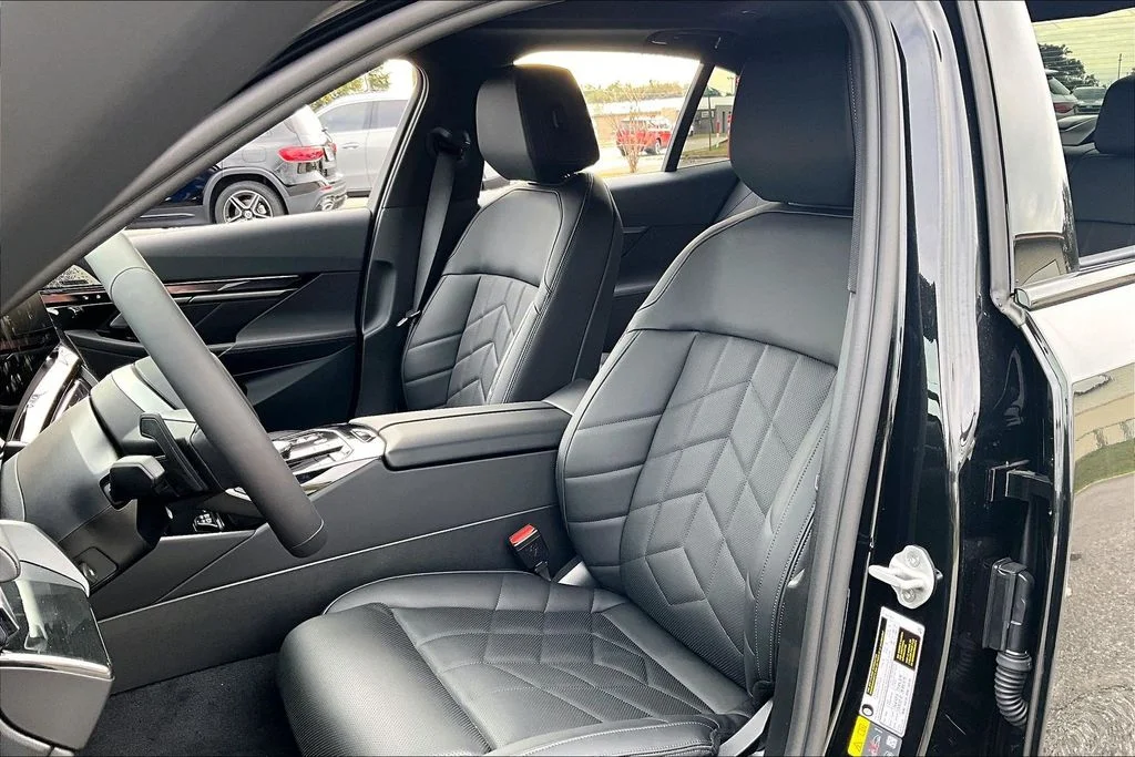 2026 BMW 5 Series 550e - Photo 8