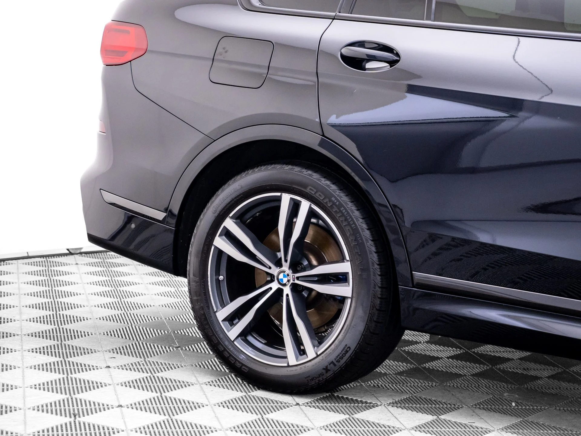 Used 2021 Black BMW xDrive40i image 36