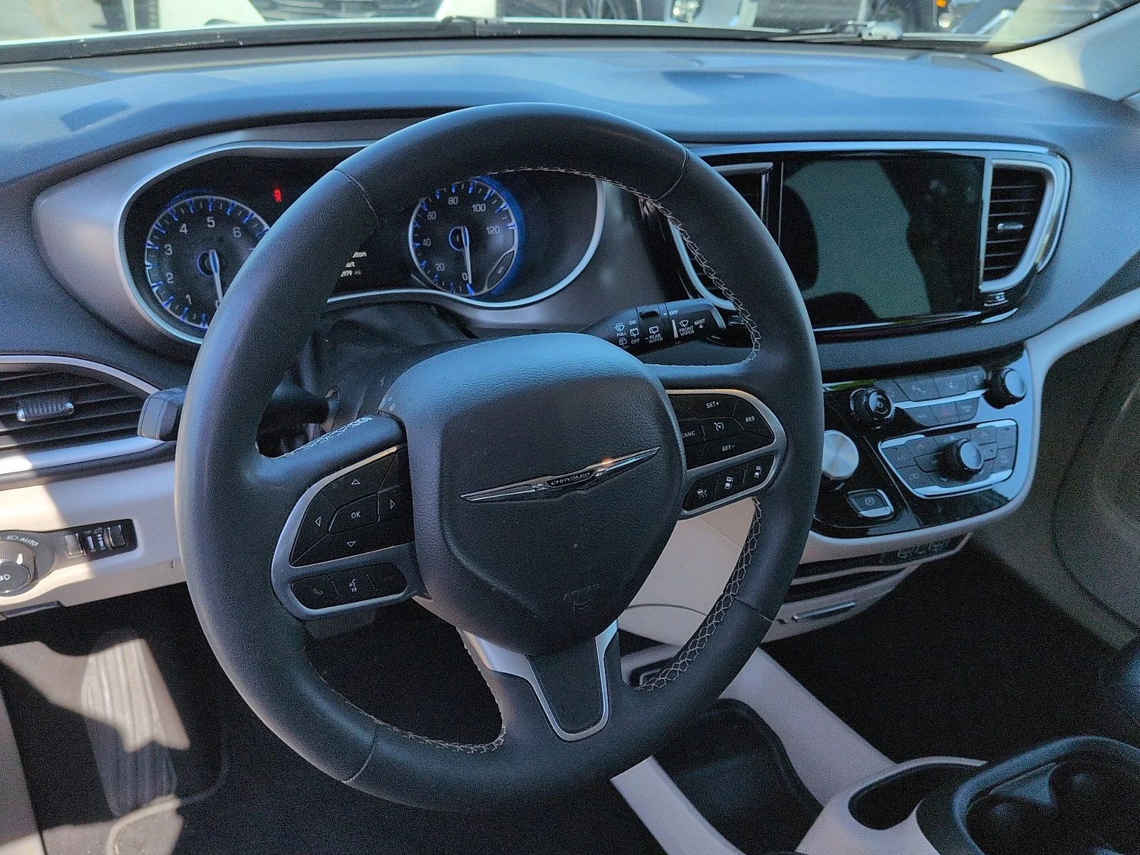 Used 2023 Silver Mist Clearcoat Chrysler Touring L image 9