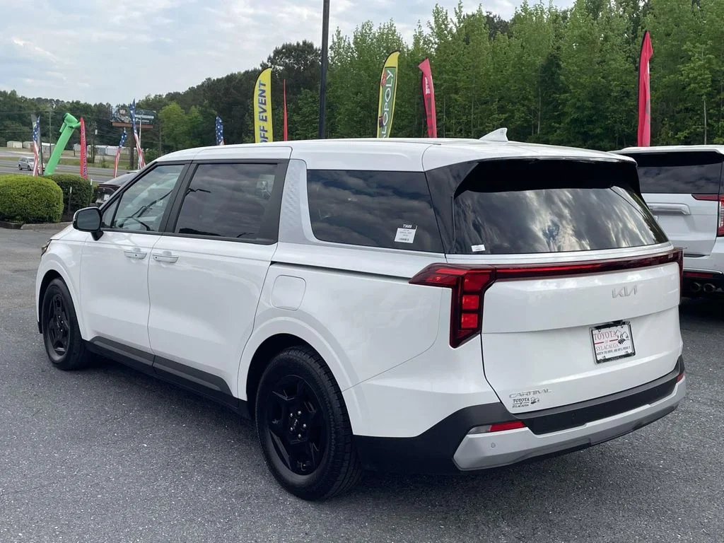 Used 2025 Snow White Pearl Kia LXS image 4