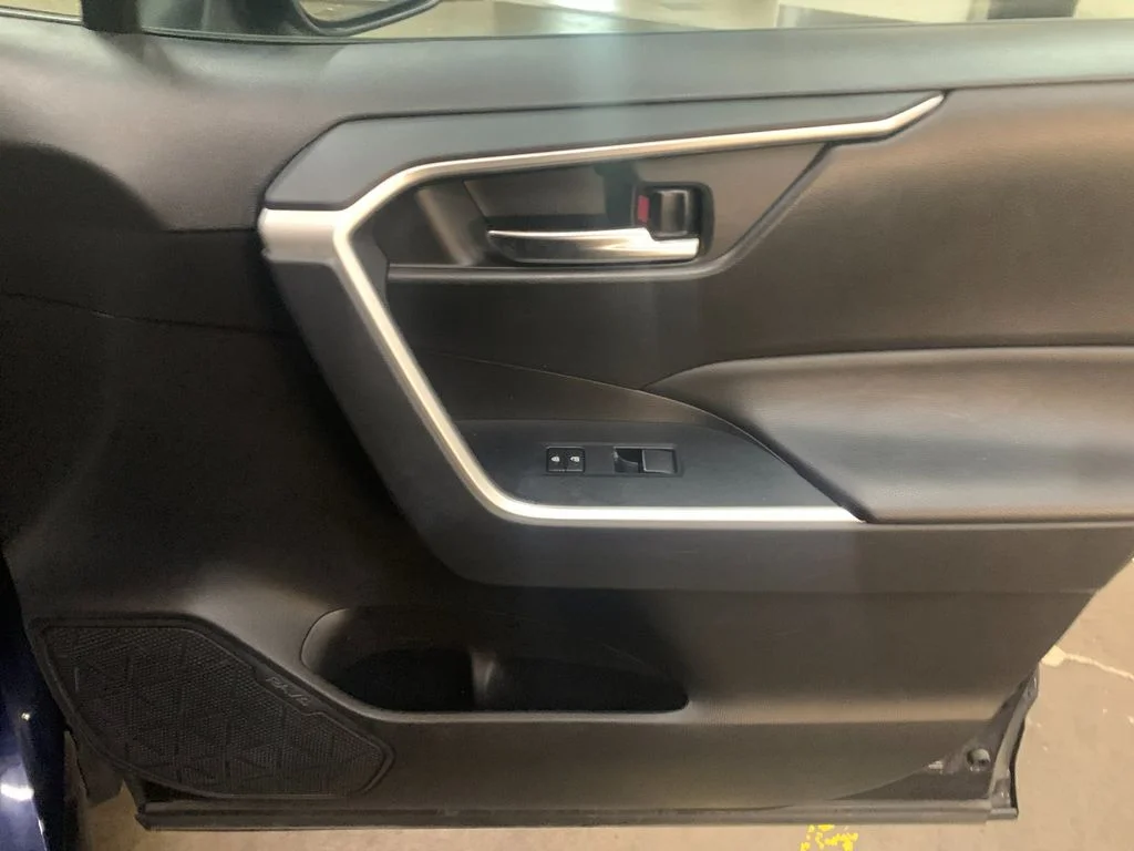 Used 2021  Toyota XLE Premium image 20