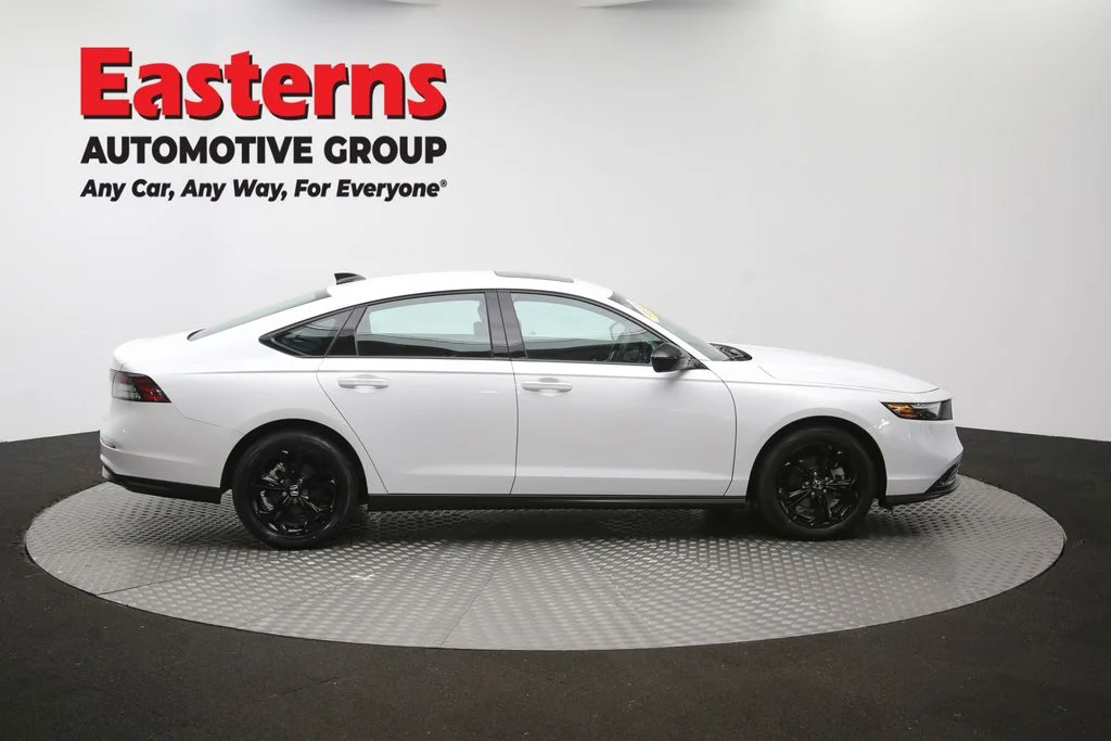 Used 2025 White Honda SE image 43
