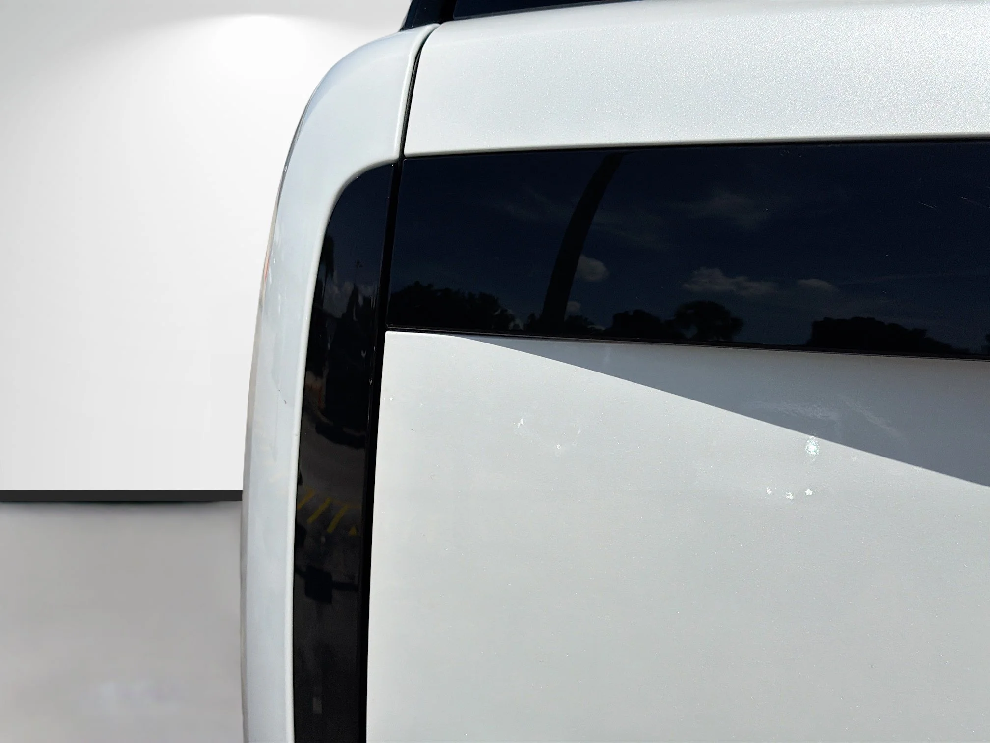 New 2026 Ostuni Pearl White Premium Metallic Land Rover SE image 10