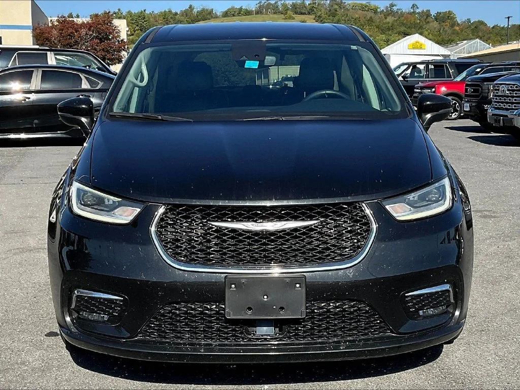 Used 2023 Black Chrysler Touring L image 11