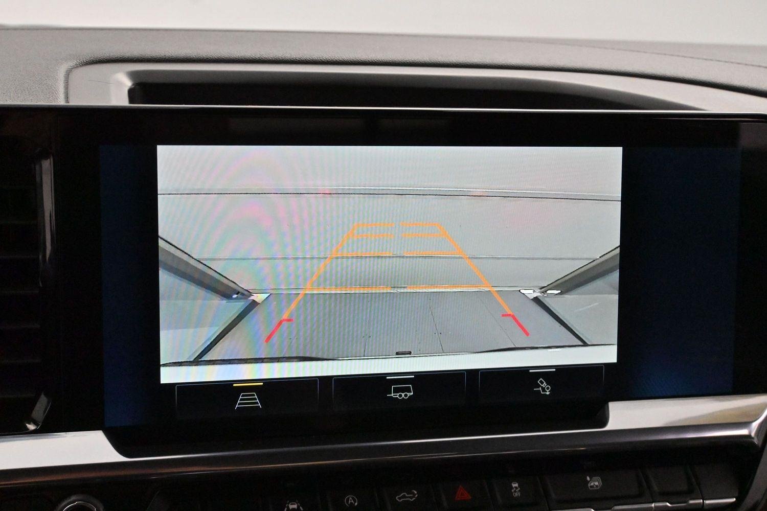 Used 2025 Summit White Chevrolet LT image 21