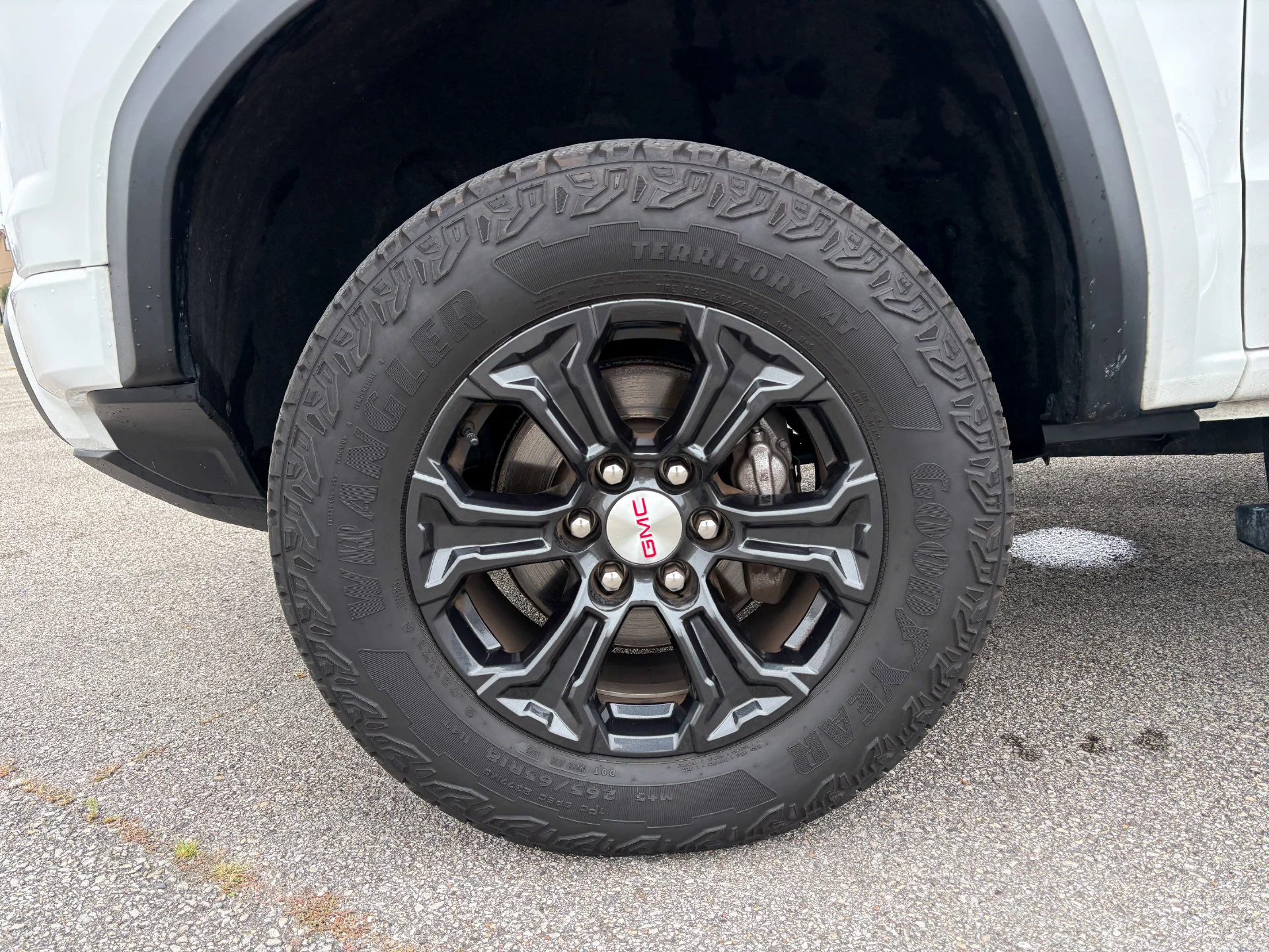 Used 2023 White GMC Elevation image 28