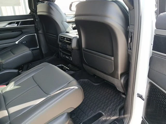 New 2026 Bright White Clear-Coat Exterior Paint Jeep Upland image 29