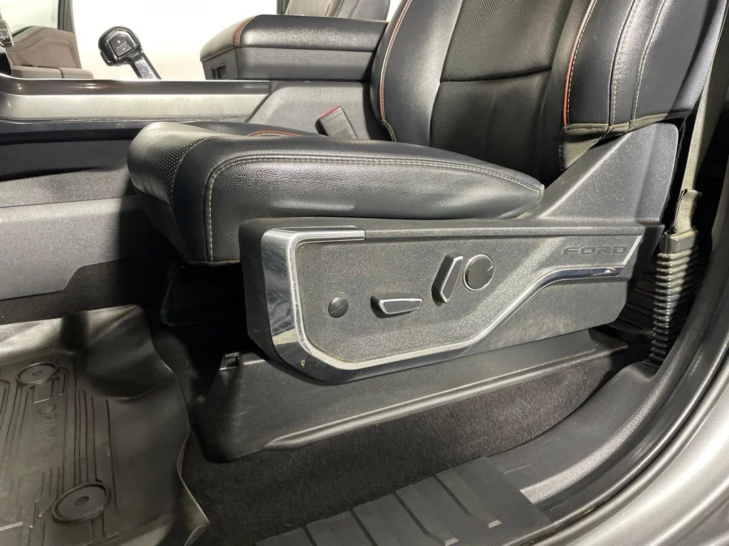 Used 2023  Ford Lariat image 12
