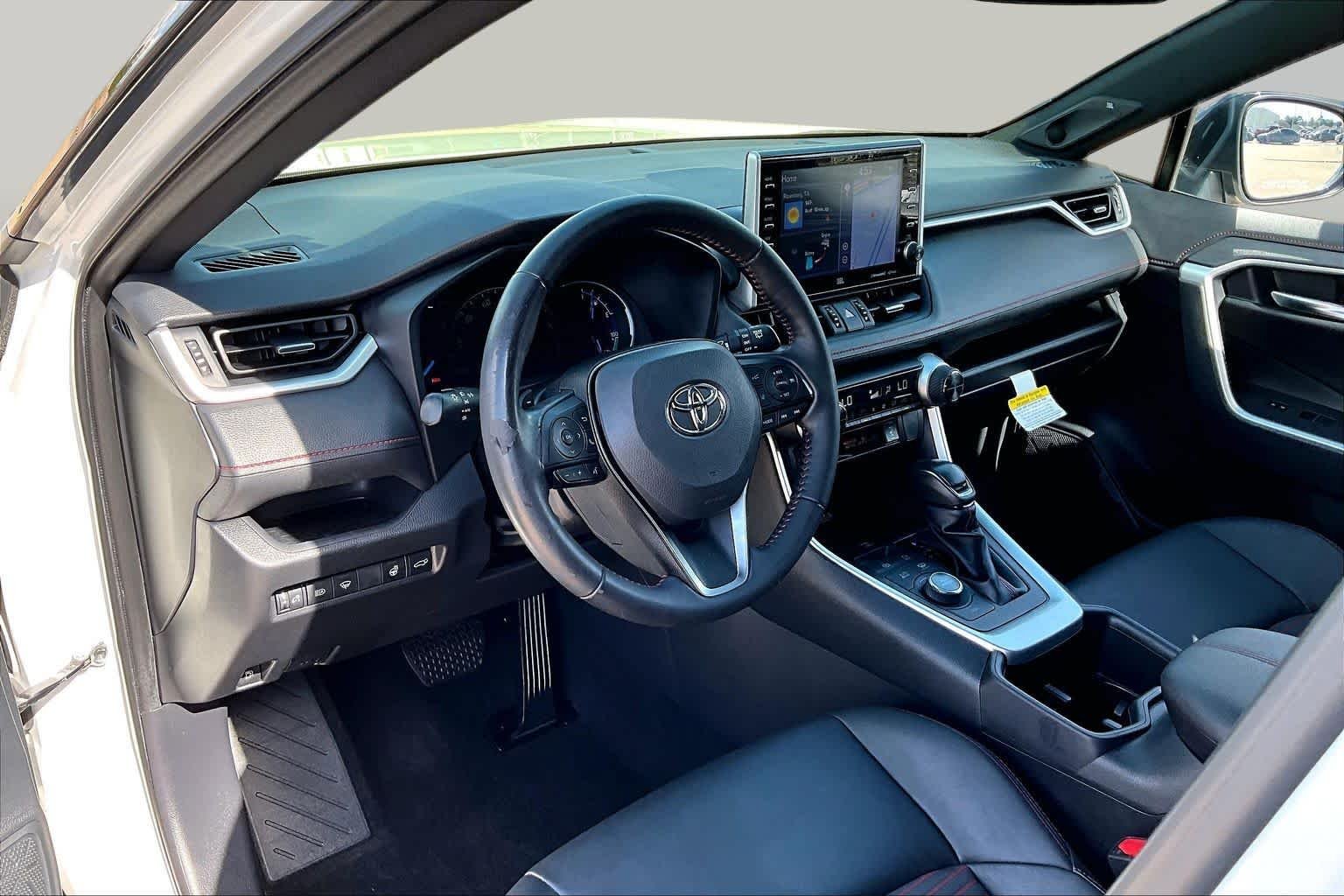 Used 2022 Blizzard Pearl/Midnight Black Metallic Toyota XSE image 18